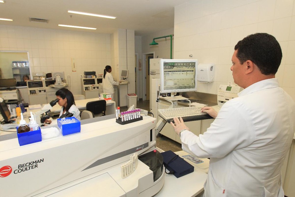 No Hospital do Subúrbio, média de funcionários por leito é de 5,7, enquanto a média dos hospitais públicos brasileiros é de 1,5.