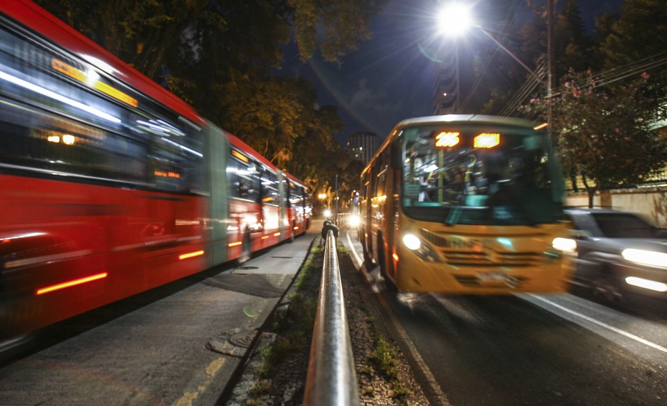 De acordo com Sindimoc, assaltos a ônibus aumentaram 50% do ano passado para cá. | Daniel Castellano/Gazeta do Povo