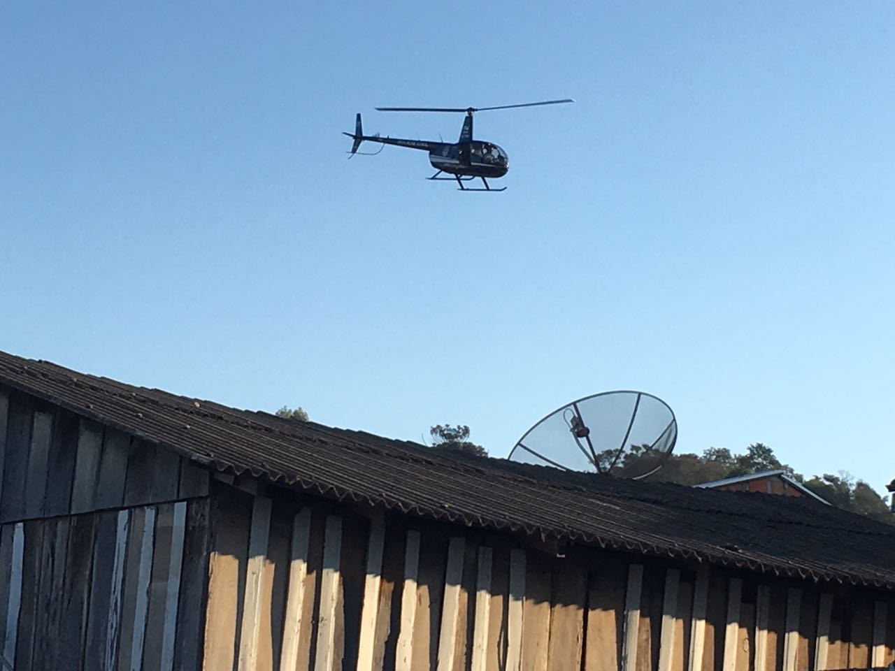 Helicóptero da polícia sobrevoa Sengés na operação contra o tráfico. | Sesp/
