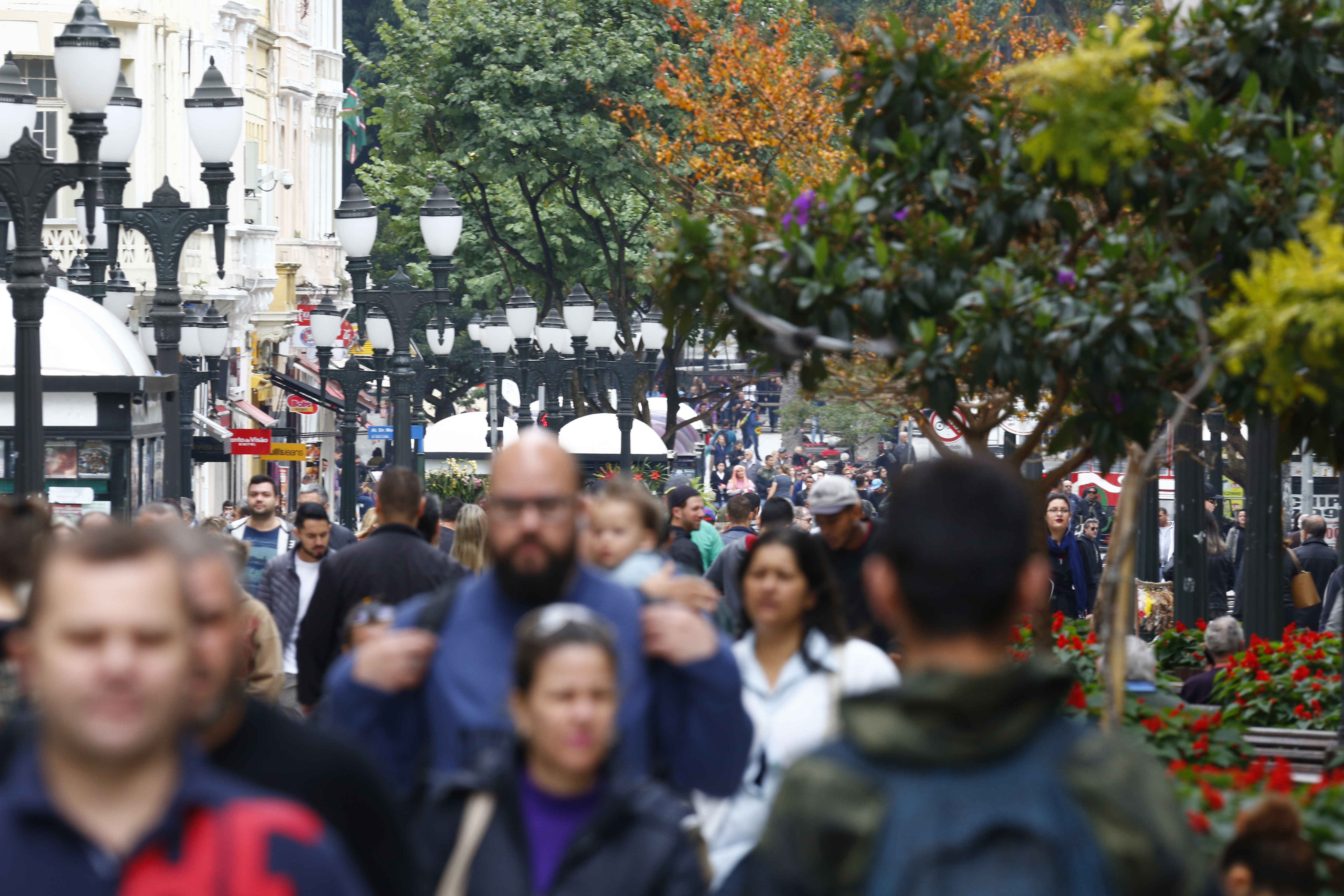 Rua XV de Novembro: calçadão mais famoso de Curitiba recebe milhares de pessoas diariamente | Aniele Nascimento/Gazeta do Povo