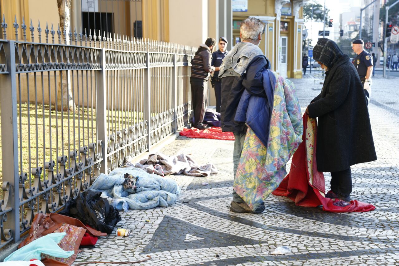 Das quase 30 abordagens realizadas nesta sexta-feira, apenas quatro pessoas aceitaram acolhimento | Aniele Nascimento/Gazeta do Povo