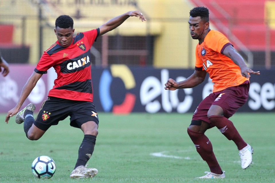 Wanderson dá o combate ao atacante do Sport. | MARLON COSTA/ESTADÃO CONTEÚDO