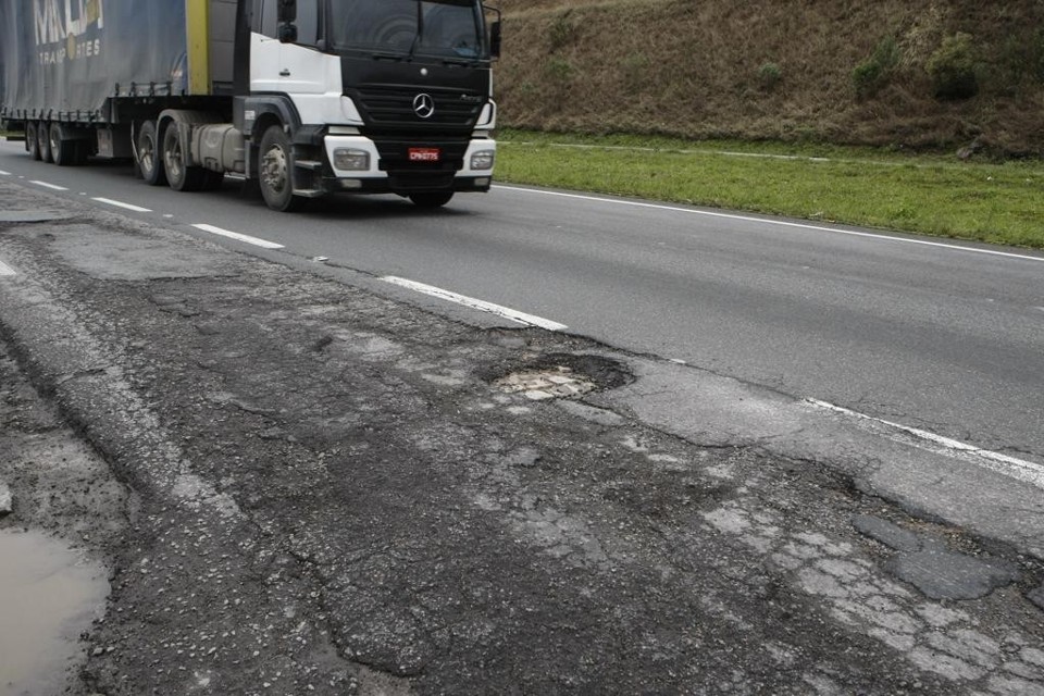 Há duas décadas o Paraná não vê nascerem obras de infraestrutura Rodovias do estado têm vivido de obras pontuais, além de recapes e tapa-buracos, ao longo dos últimos anos. | Henry Milleo/Gazeta do Povo