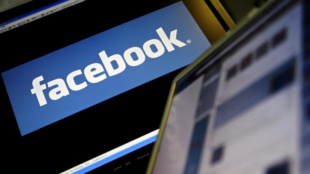 Diretor do Facebook conta o que a empresa busca e valoriza em um currículo: esqueça as palavras-chave e a obsessão com o formato do documento e priorize suas experiências. | LEON NEAL/AFP