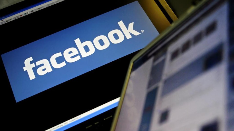 Diretor do Facebook conta o que a empresa busca e valoriza em um currículo: esqueça as palavras-chave e a obsessão com o formato do documento e priorize suas experiências. | LEON NEAL/AFP