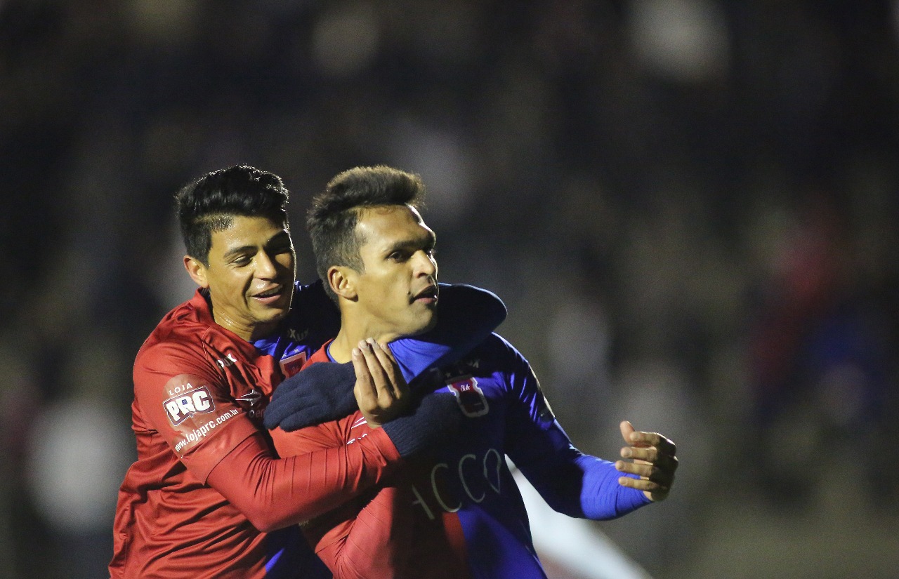 Renatinho e Robson comemoram a vitória tranquila do Tricolor. | Giuliano Gomes/Gazeta do Povo
