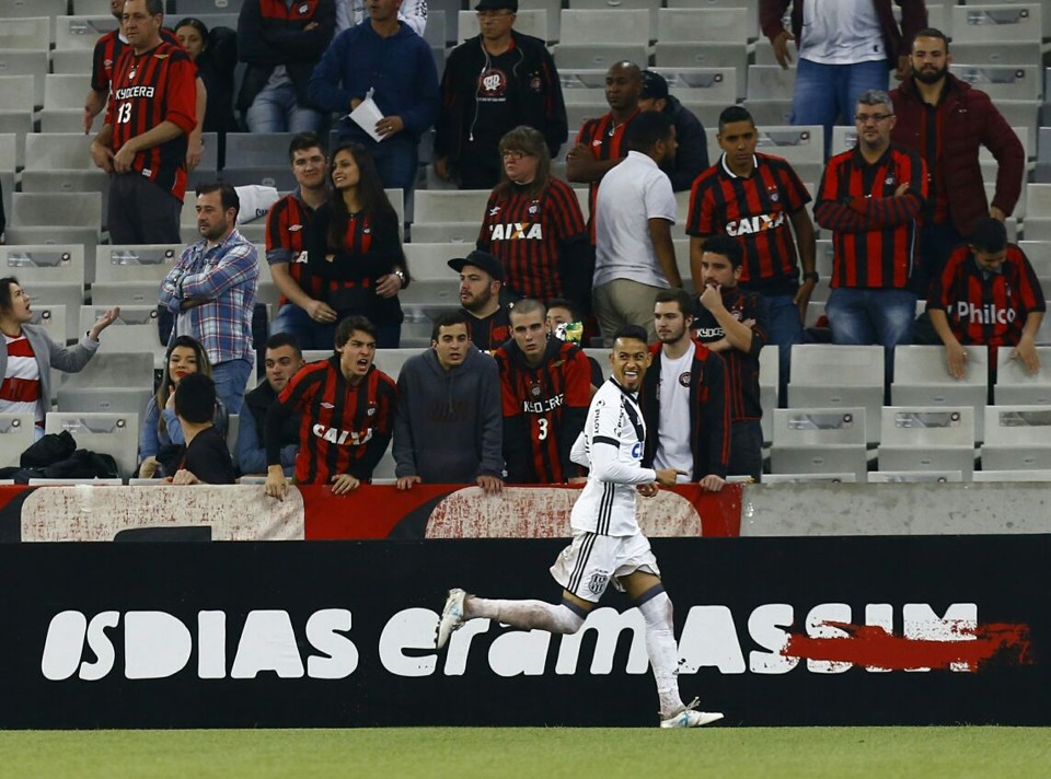 Lucca comemora gol da vitória da Ponte Preta sobre o Atlético na Arena da Baixada. | Marcelo Andrade/Gazeta do Povo