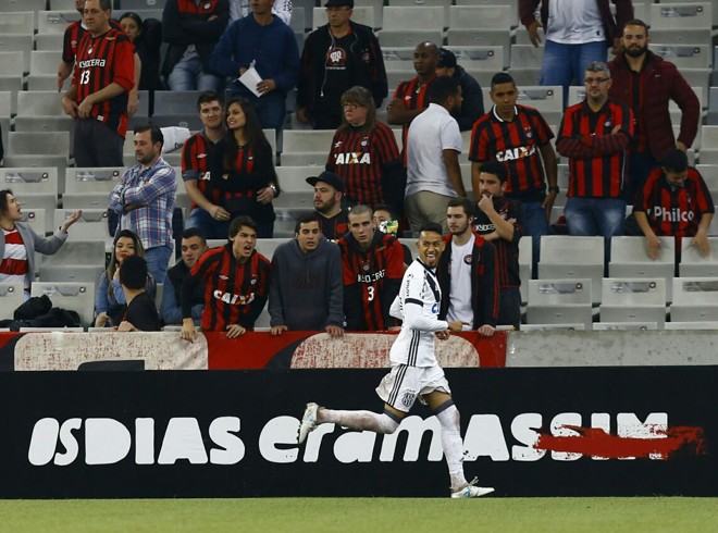 Lucca comemora gol da vitória da Ponte Preta sobre o Atlético na Arena da Baixada. | Marcelo Andrade/Gazeta do Povo