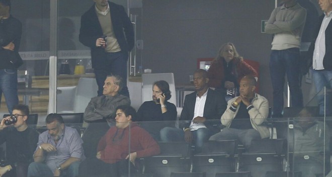 Acompanhado de seu empresário, Ribamar assiste jogo na Arena junto com Mario Celso Petraglia. | Jonathan Campos/Gazeta do Povo