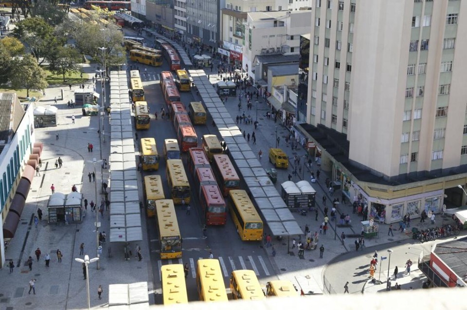 Protesto de motoristas paralisa ônibus e gera filas no Centro de Curitiba | Daniel Caron/Gazeta do Povo