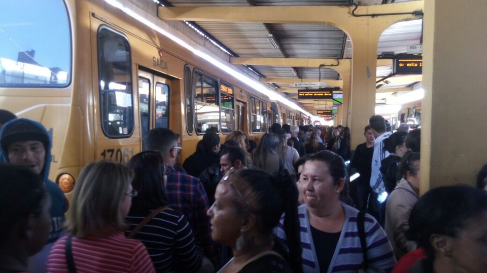 Com paralisação de ônibus, carro clandestino pega passageiros em terminal | Marcos Xavier Vicente/