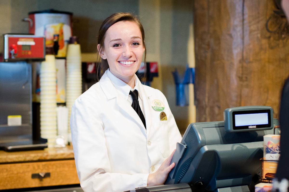 Aluna trabalha no caixa de restaurante no College of Ozarks: modelo único | Divulgação / College of Ozarks