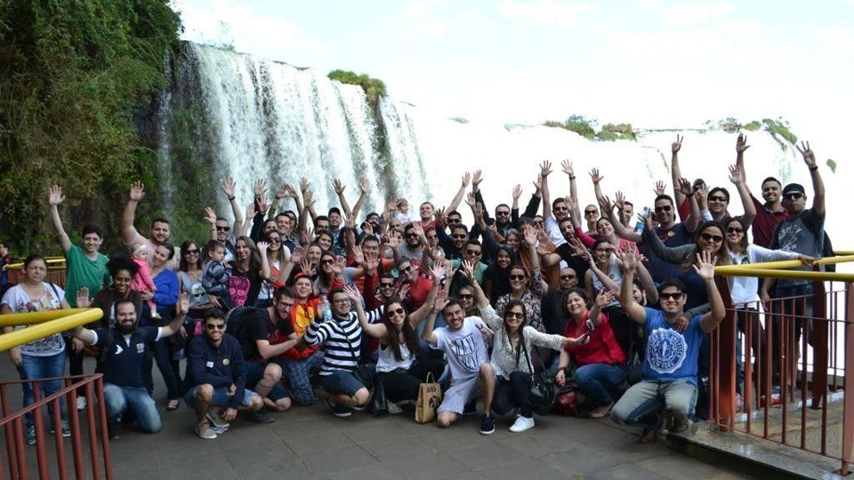 Funcionários da Tecnospeed em viagem comemorativa do aniversário de 10 anos da empresa a Foz do Iguaçu : desafio é fazer com que as práticas não sejam banalizadas no dia a dia. | Divulgação/