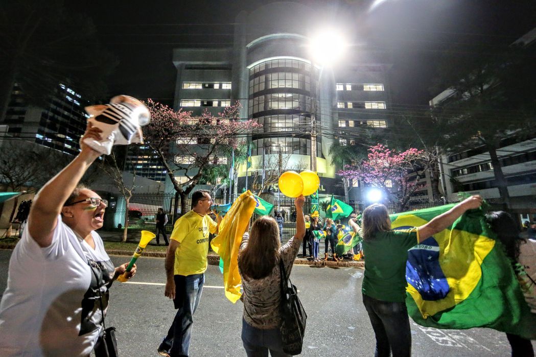 Manifestantes comemoram a condenação do ex-presidente nas proximidades da Justiça Federal. Foto: Lineu Filho/Gazeta do Povo |