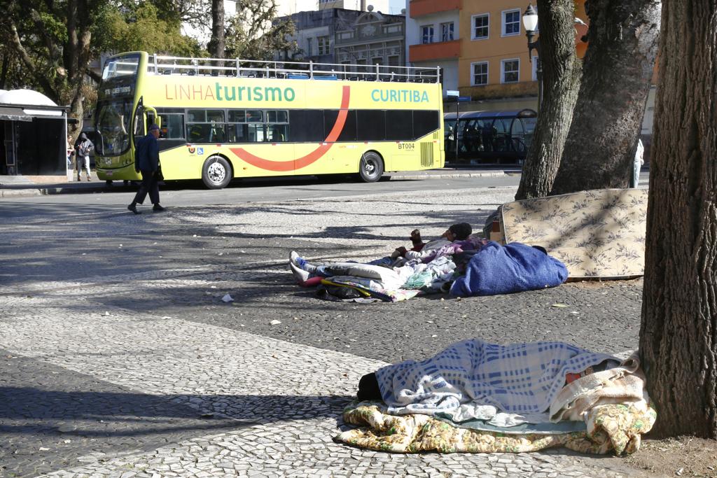 Ponto da linha turismo nos arredores da Praça Tiradentes tem grande quantidade de moradores de rua nos arredores. | Aniele Nascimento/Gazeta do Povo