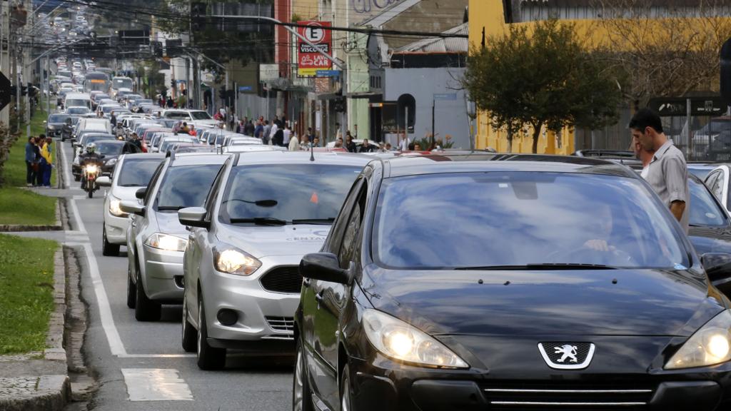 Saiba quando vale a pena trocar o carro pelo Uber. É preciso avaliar outros aspectos além da questão financeira. | Pedro Serapio/Gazeta do Povo