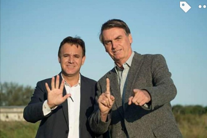 Jair Bolsonaro e o presidente do PEN, Adilson Barroso, fazendo com as mãos o 51, número do partido. | Divulgação
