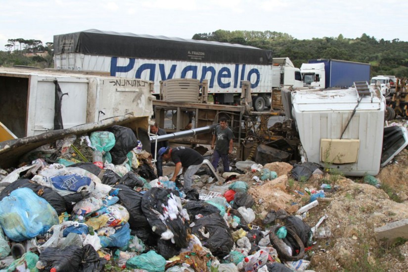 Caminhão carregado com lixo tombou na PR-418 | Gerson Klaina/Tribuna do Paraná