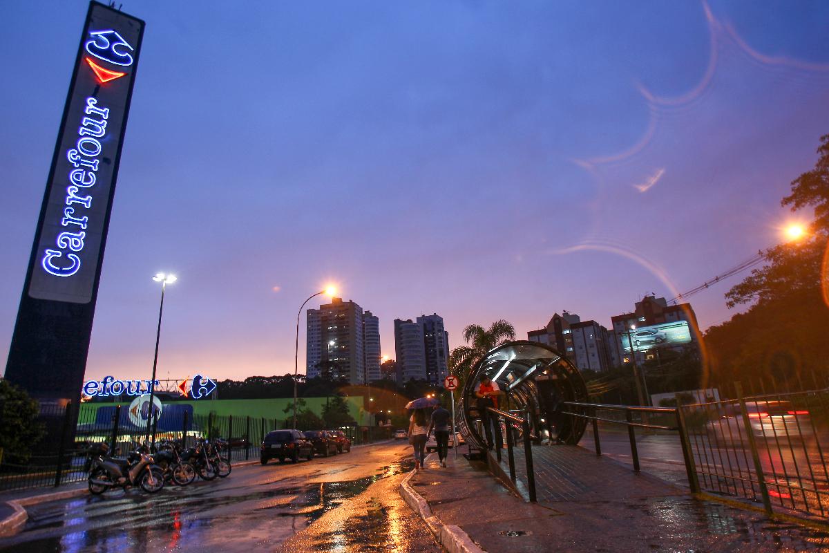 Criminosos escolheram a marca Carrefour para propagar novo golpe via WhatsApp. | Daniel CastellanoGazeta do Povo