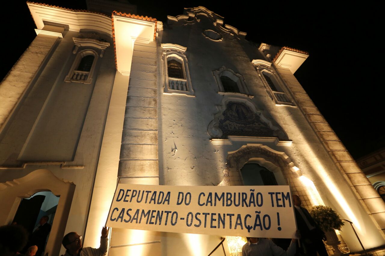 Manifestantes criticam casamento da deputada, filha do ministro da Saúde, Ricardo Barros | Giuliano Gomes/Gazeta do Povo