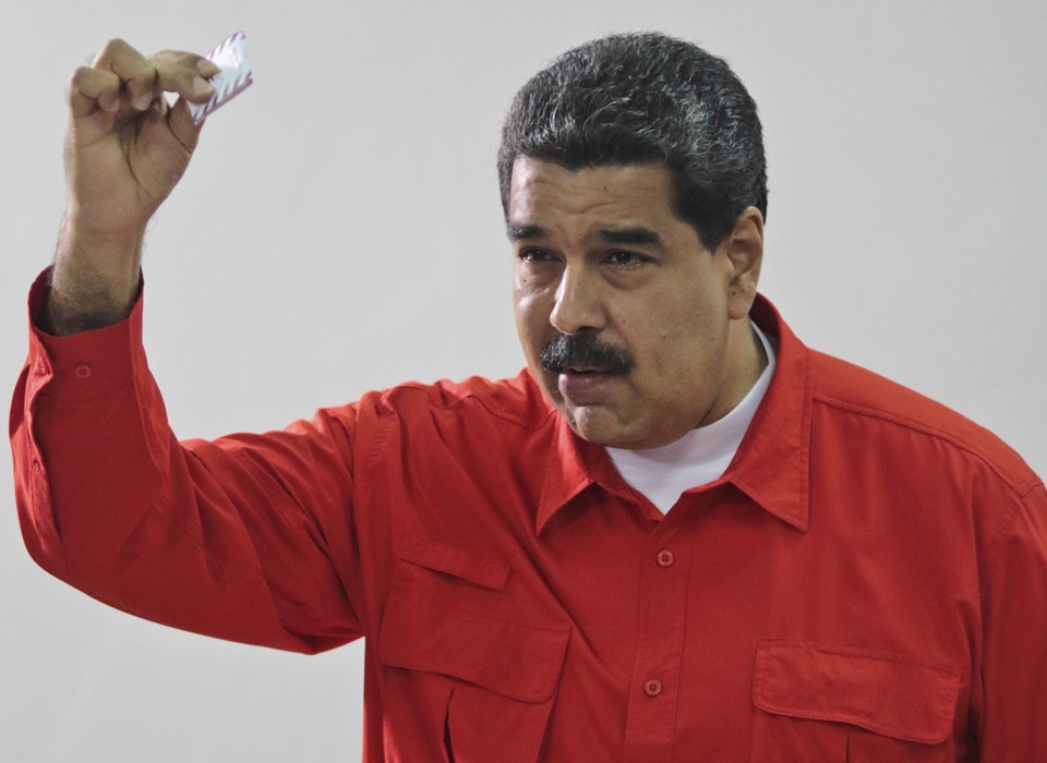 Presidente Nicolás maduro foi um dos primeiros a comparecer às urnas neste domingo (30) | Mira Flores/Estadão Conteúdo