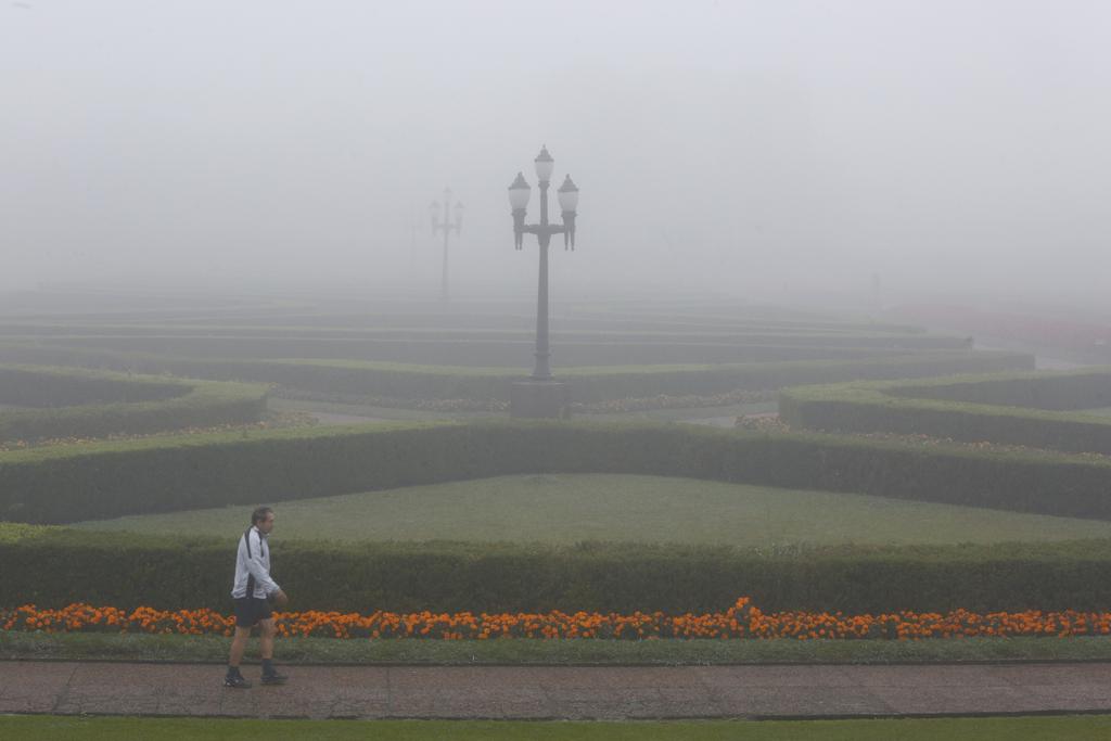 Neblina na verdade é uma nuvem que se forma próximo do solo. | Aniele Nascimento/Gazeta do Povo