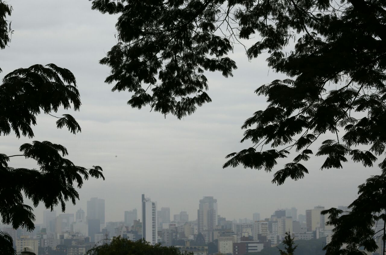 Curitiba amanheceu com nevoeiro nesta segunda-feira | Aniele Nascimento/Gazeta do Povo