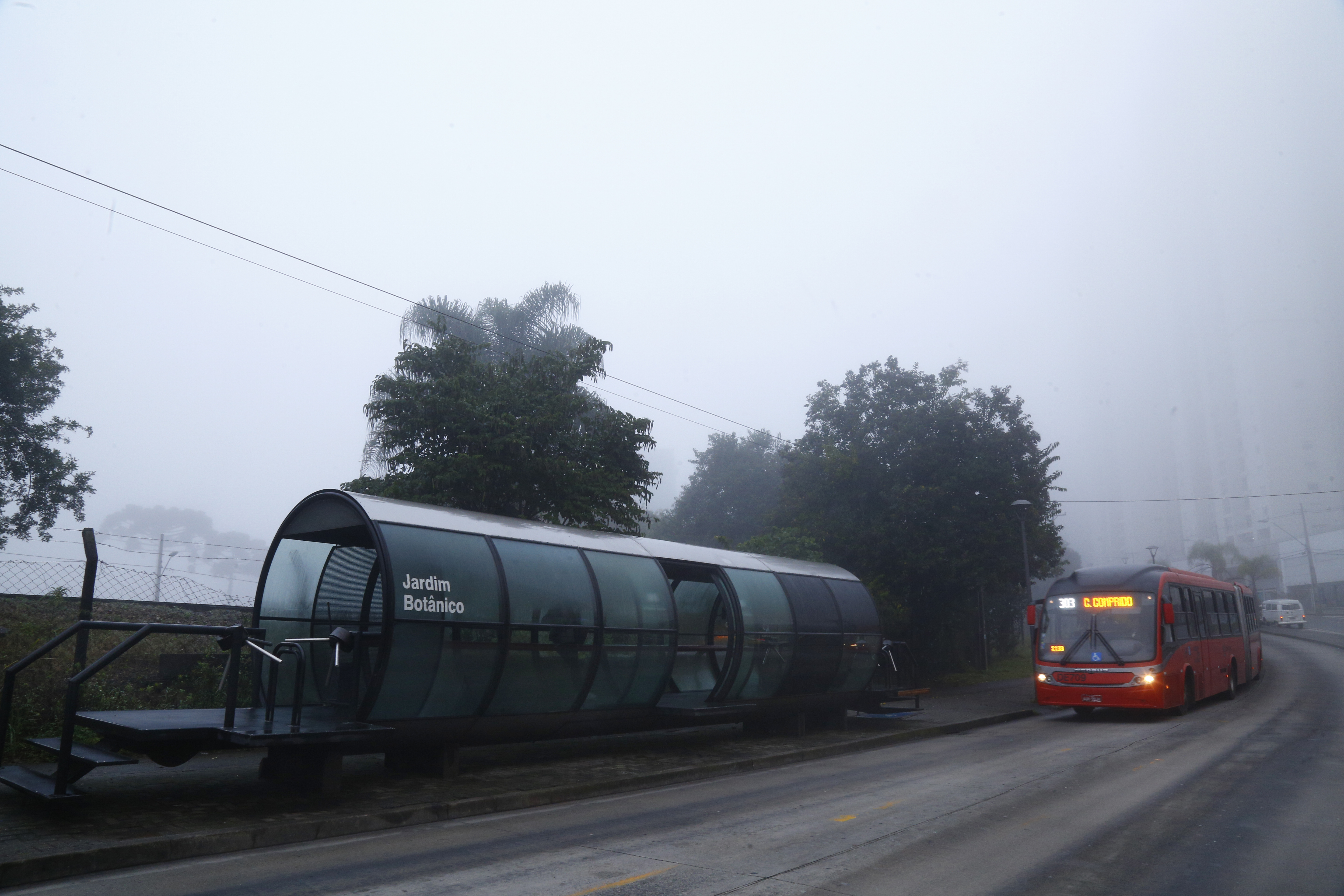 Sexta-feira amanheceu com nevoeiro em Curitiba novamente | Aniele Nascimento/Gazeta do Povo