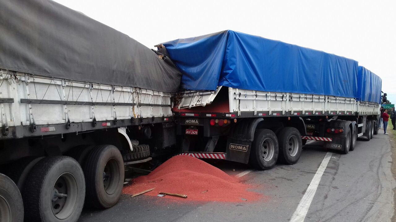 Parte da carga de adubo de um dos caminhões está obstruindo a pista. | Divulgação/PRF