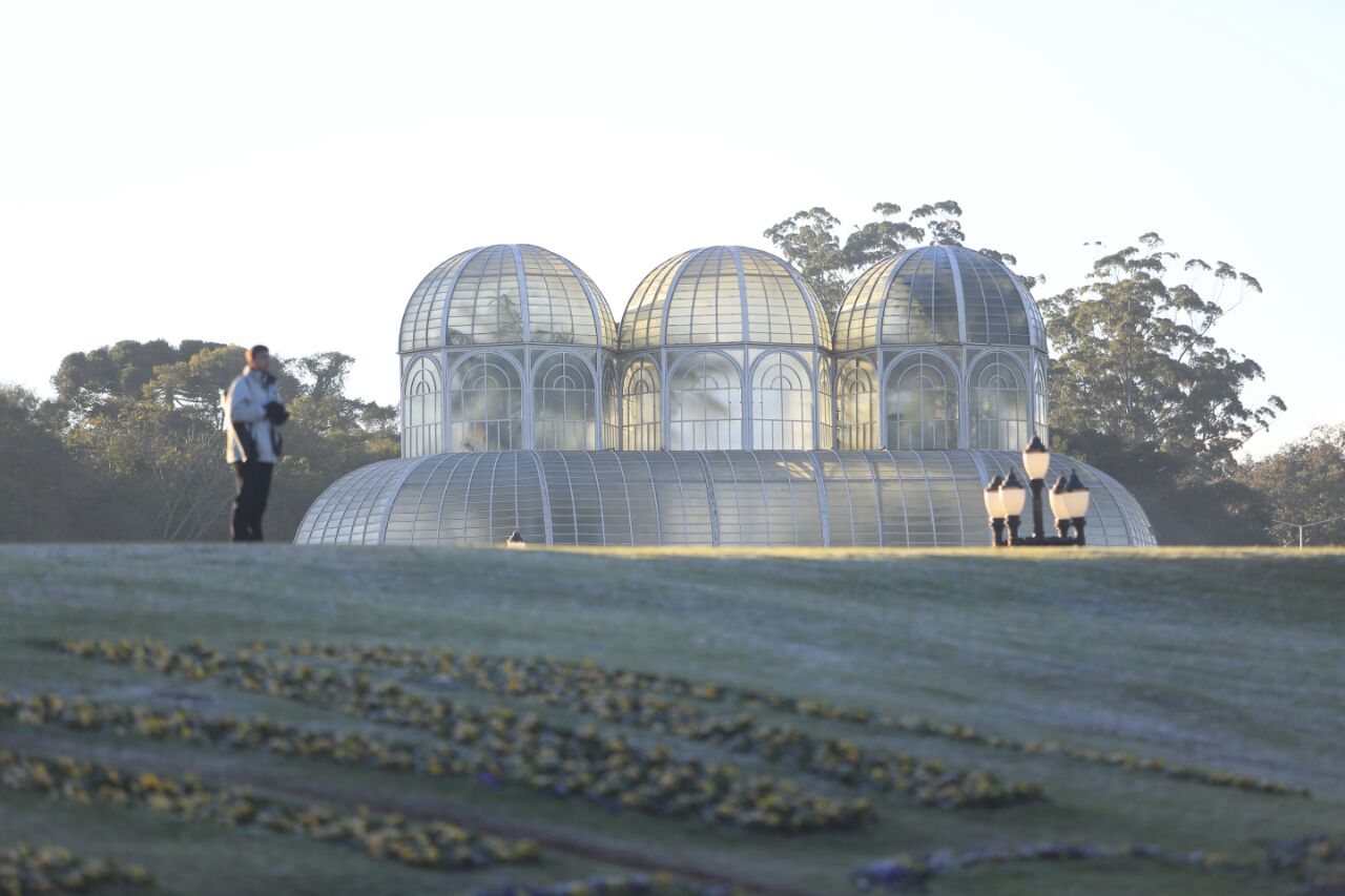 Gramado do Jardim Botânico tomado pela geada. | Marcelo Andrade/Gazeta do Povo