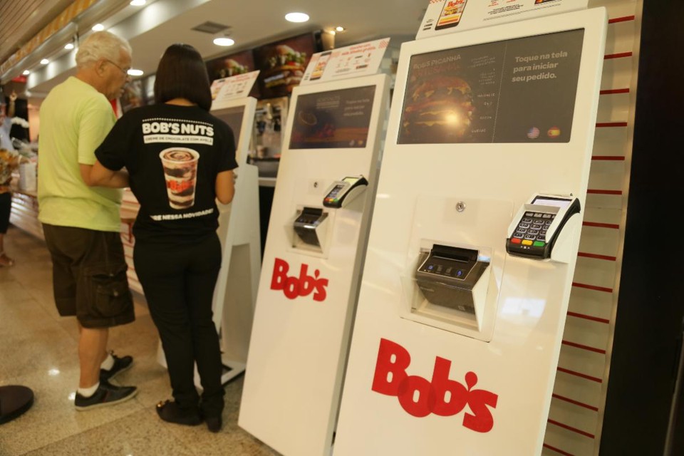 Totens de autoatendimento permitem que os clientes personalizem seus pedidos.  | Divulgação/Bob’s