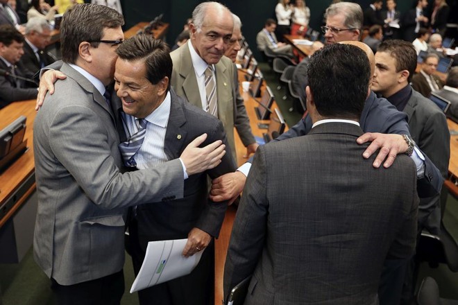Sérgio Zveiter, relator da denúncia contra temer, é saudado por colegas na CCJ. | Marcelo Camargo/Agência Brasil