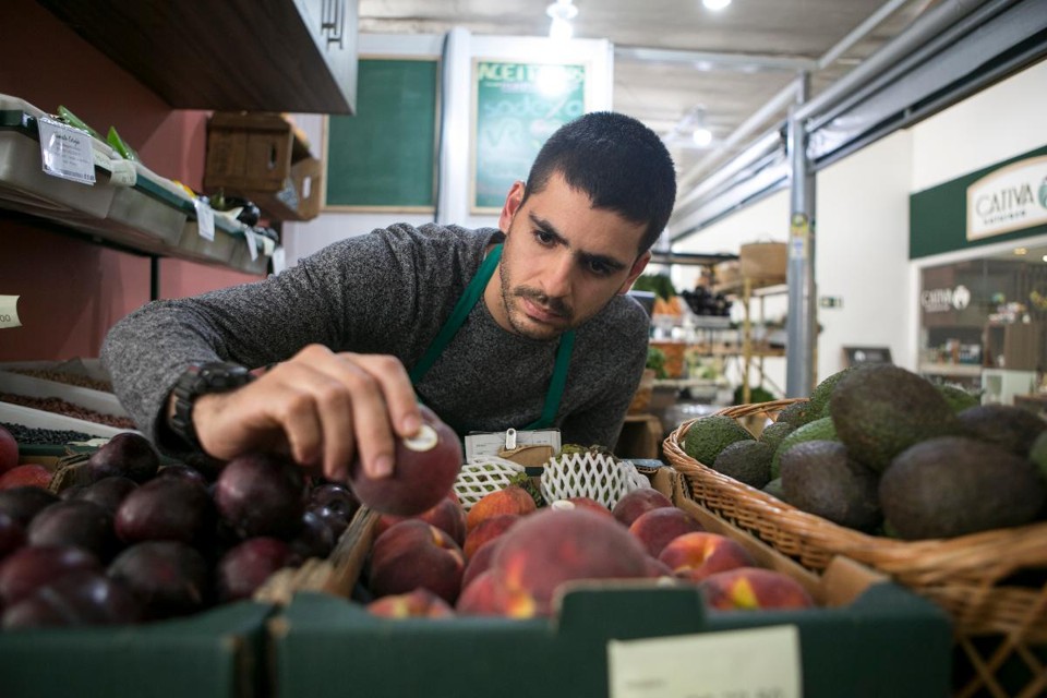 App  lança versão  Quitanda Virtual, uma feira de orgânicos virtual, cadastrando produtores rurais e varejistas de orgânicos para vendas pelo APP. Na foto, Daniel Oliveira Machado, dono do box Sirius. | Marcelo AndradeGazeta do Povo
