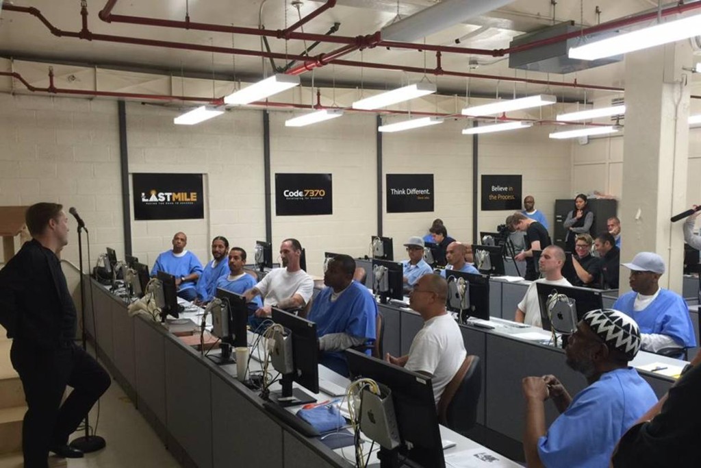 Presidiários têm aula de programação em San Quentin, na Califórnia