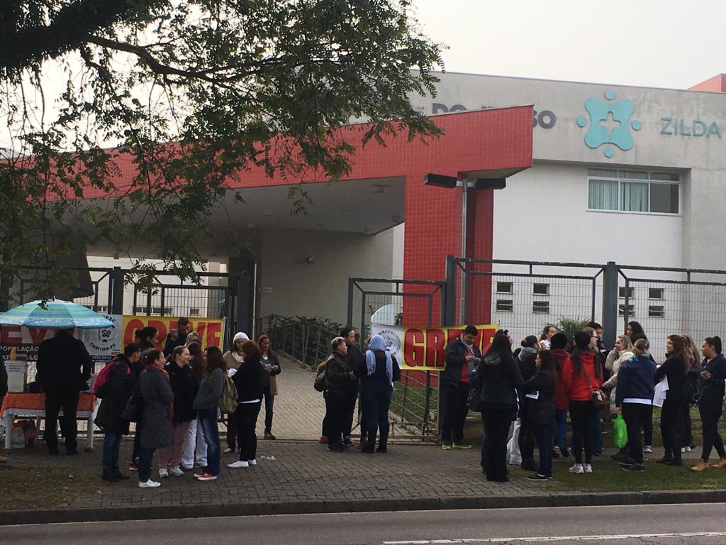 Trabalhadores em greve se concentram na frente do Hospital do Idoso, no Pinheirinho | Sindesc/Divulgação