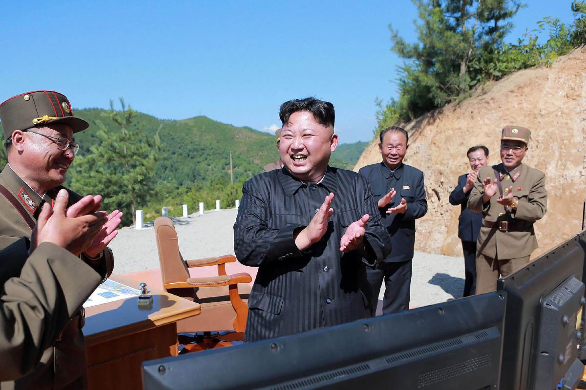 Imagem divulgada pela Agência de Notícias Coreana nesta quarta (5) mostra o ditador Kim Jong-Un celebrando o sucesso do lançamento do míssil intercontinental Hwasong-14. Kim desceveu o teste como um presente para os “americanos bastardos” | STR/AFP