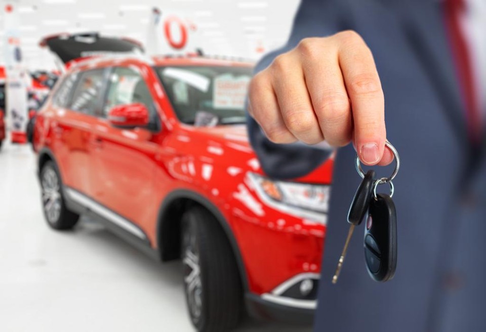 Os piores erros com o seu dinheiro que você pode cometer aos 30 anos Os piores erros que você pode cometer com o dinheiro aos 30 anos. Gastos com carros, festa de casamento e filhos estão na lista de coisas que podem sugar o seu dinheiro se você não tem foco no futuro. | Bigstock/