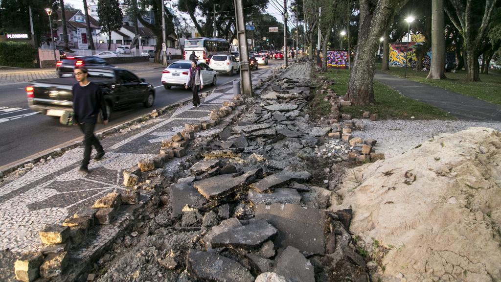 Quem passa pela região precisa desviar dos montes de entulho | Marcelo Andrade/Gazeta do Povo