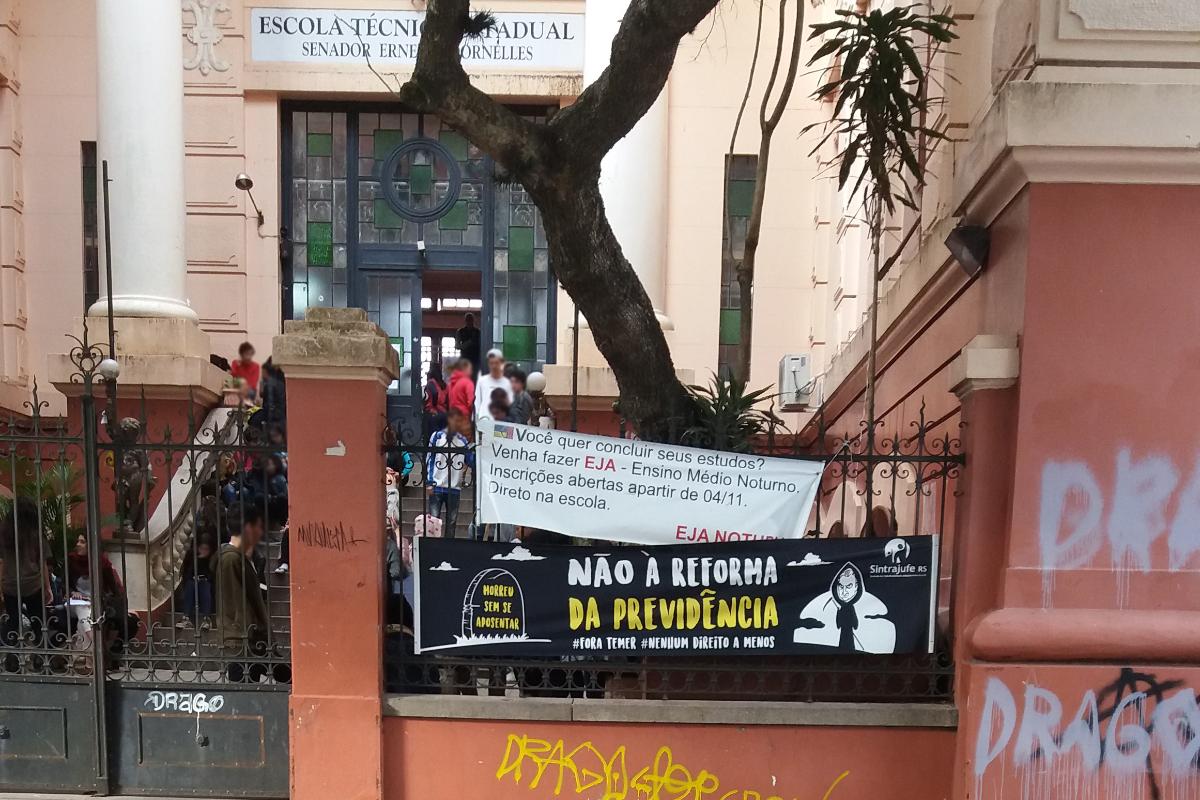 Faixa em escola gaúcha: caso para o Ministério Público | Reprodução