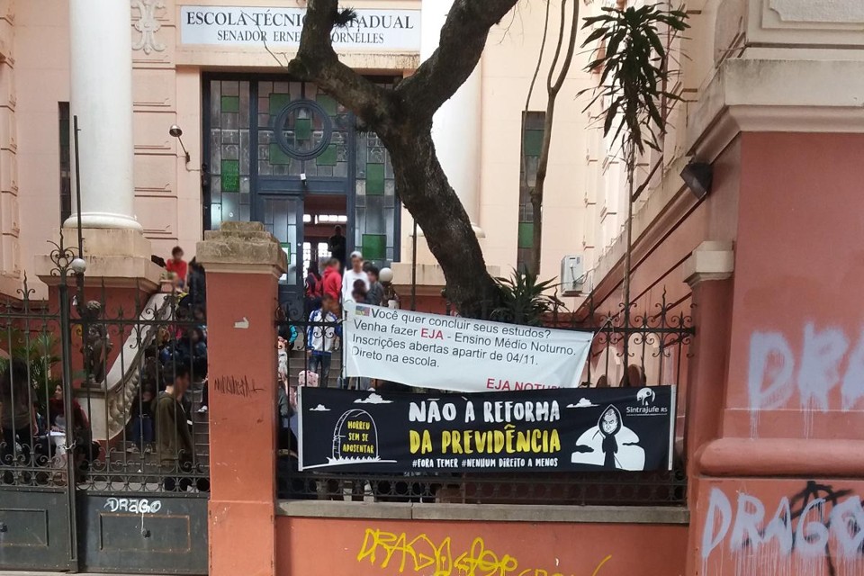 Faixa em escola gaúcha: caso para o Ministério Público | Reprodução