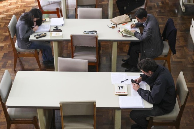 Nos EUA, vem crescendo os chamados "book challenges", pedidos de retirada de livros considerados impróprios de bibliotecas e escolas | Daniel Castellano/Gazeta do Povo