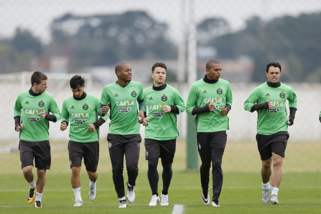 Baumjohann, ao centro, ao lado dos novos companheiros no treino do Coritiba. | Jonathan Campos/Gazeta do Povo