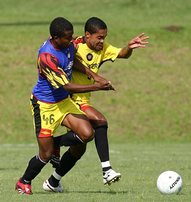 Choco disputa bola com Irênio em 2008. | GIULIANO GOMES/GIULIANO GOMES