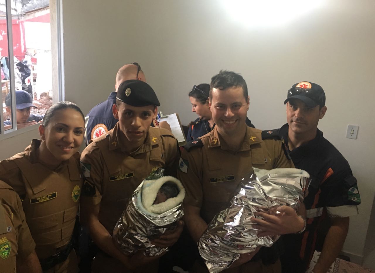 Policiais militares seguram recém-nascidas após resgate | Divulgação/Polícia Militar