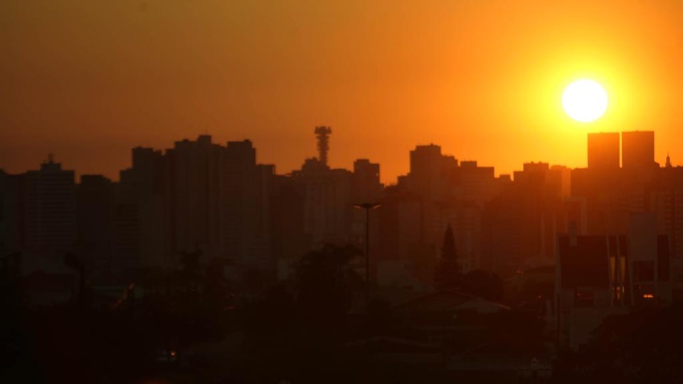 Cadê o inverno? Sol aparece e eleva temperaturas em todo estado Sol vai reinar em uma semana com grande amplitude térmica | Ivonaldo Alexandre/Gazeta do Povo
