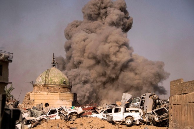 Fumaça se levanta dos destroços da Cidade Velha de Mosul, cidade iraquiana que estava sob o domínio do Estado Islâmico | FADEL SENNA/AFP