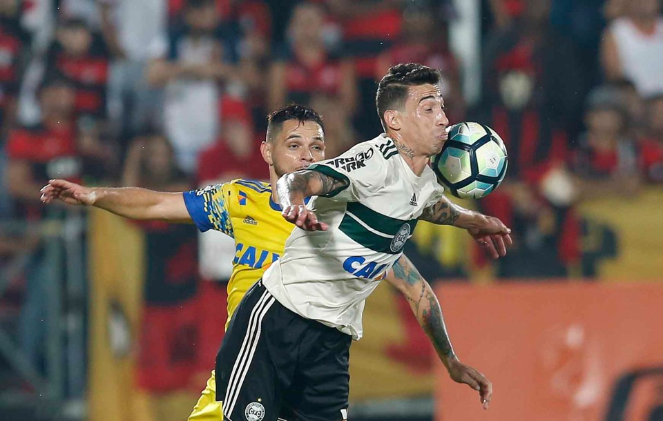 Sob o olhar de Marcelo Oliveira, Coritiba leva gol no fim e perde para o Flamengo Rildo disputa bola com Pará na derrota para o Flamengo | RAFAEL RIBEIRO/ESTADÃO CONTEÚDO