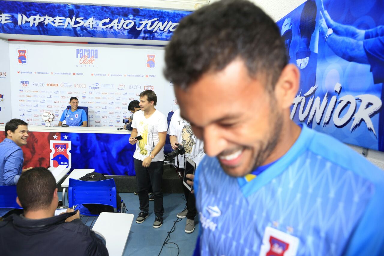 Jogadores interrompem a coletiva do atacante Minho. | /Marcelo Andrade/Gazeta do Povo