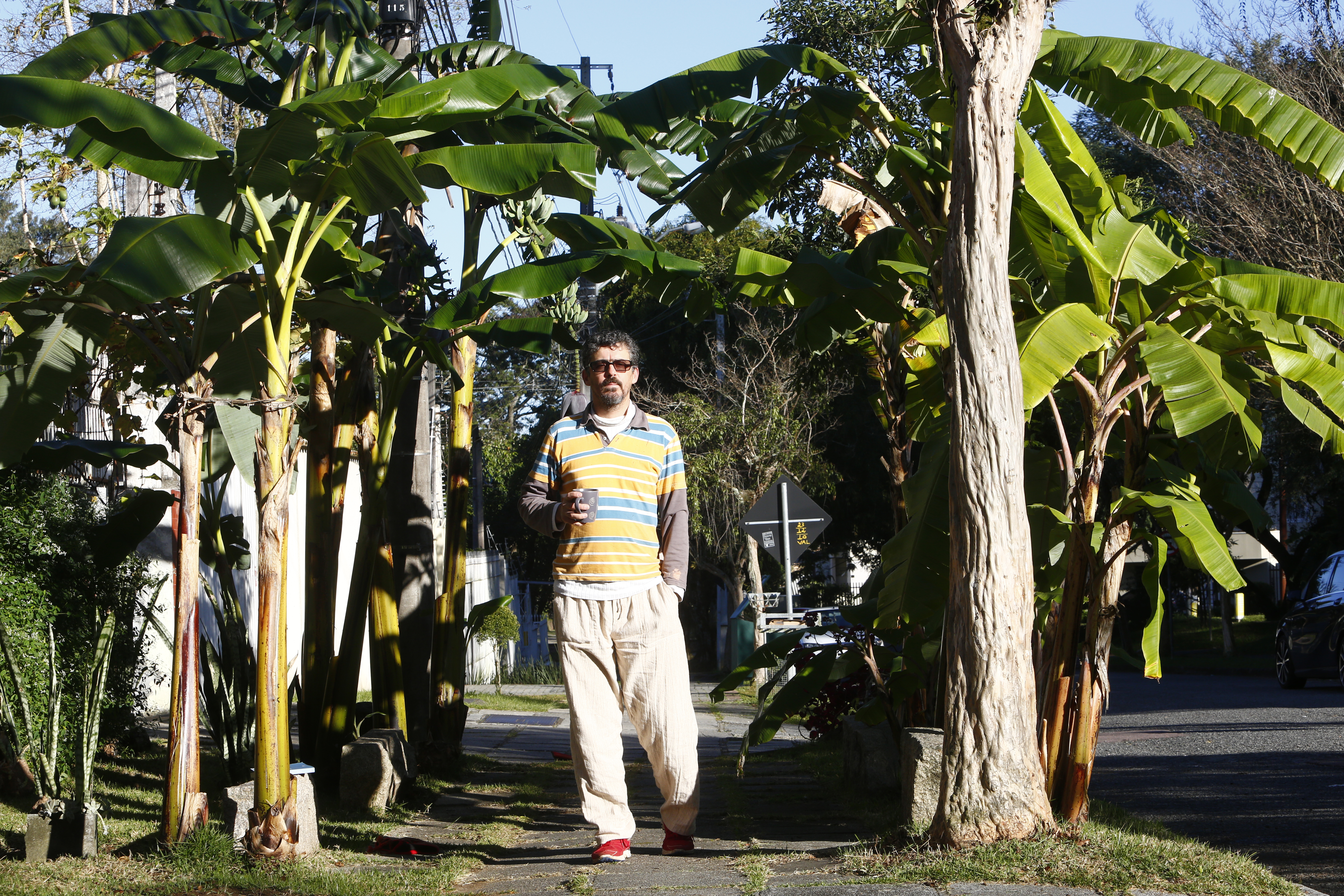 Vanderlei Lozano foi multado por cultivar bananeiras na calçada de casa: quarta ele foi recebido pelo prefeito para ser informado da mudança na lei. | Aniele Nascimento/Gazeta do Povo