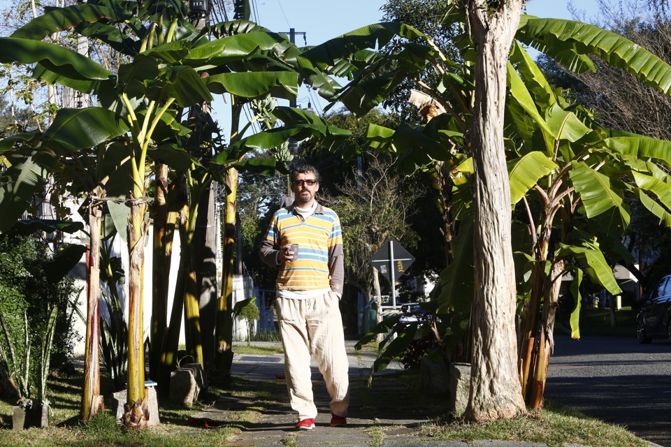 Vanderlei Lozano foi multado por cultivar bananeiras na calçada de casa: quarta ele foi recebido pelo prefeito para ser informado da mudança na lei. | Aniele Nascimento/Gazeta do Povo